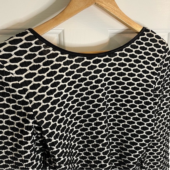 Vtg Ribkoff Black & White Patterned top with Hook & Eye Fasteners No Size Listed - Picture 7 of 7